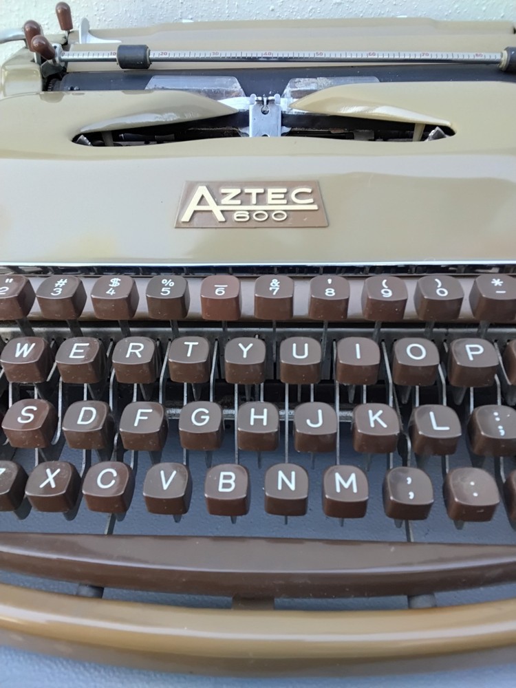 Aztec 600 german typewriter