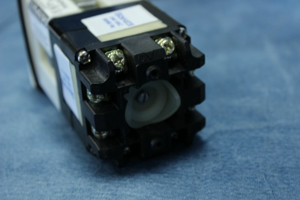 NEW Senasys 910AEA521 Operator Selector Switch 240VAC