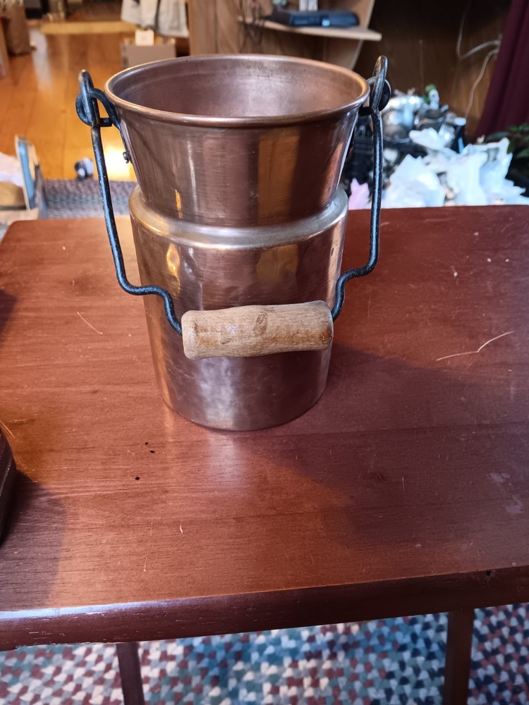 DECORATIVE COPPER POT W/ HANDLE. 1338