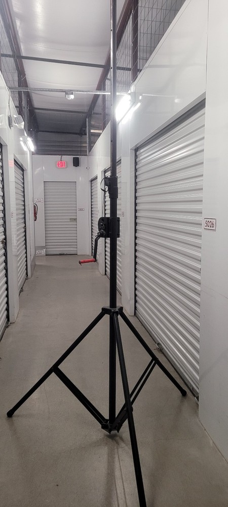 Heavy duty crank up stand