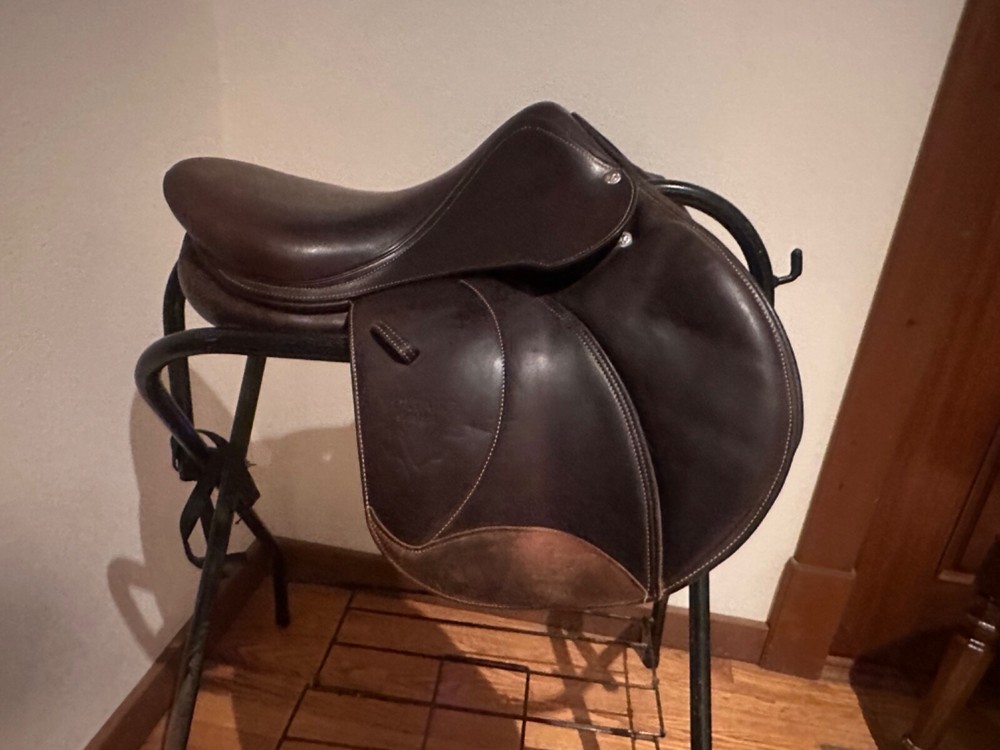 Voltaire Hunter / Jumper Saddle 16.5 