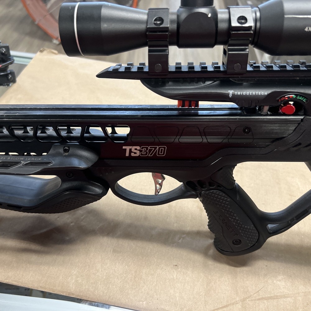 Barnett TS370 Crossbow Black with case