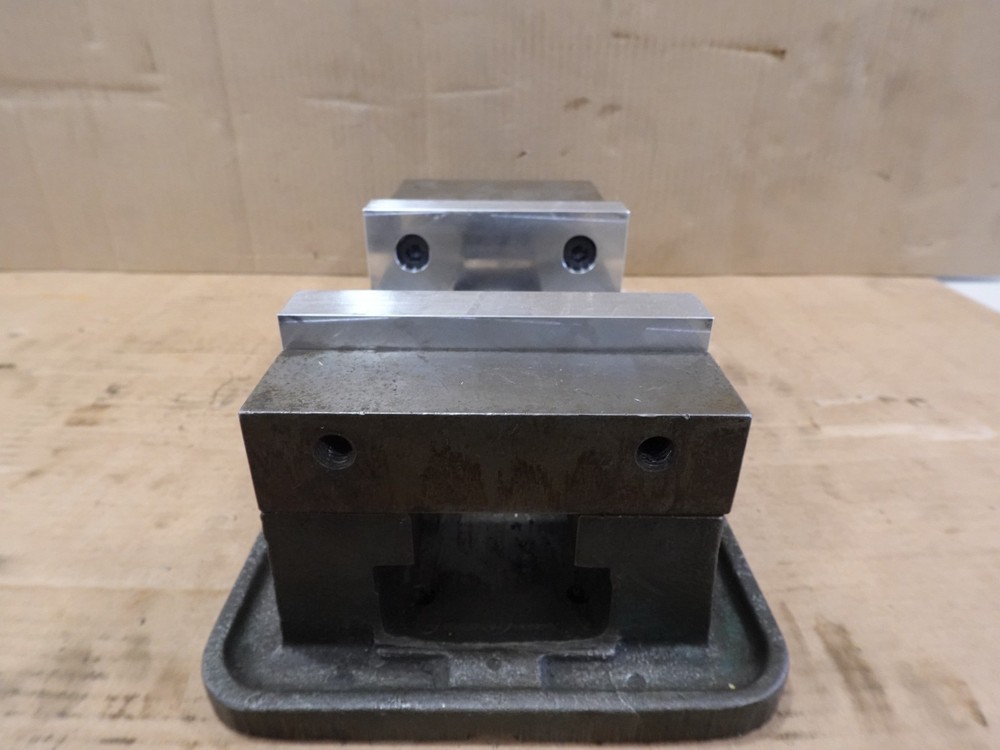 Kurt D60 AngLock 6" Milling Machine Vise KB8