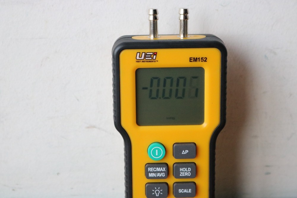 UEI EM152 Differential Digital Manometer