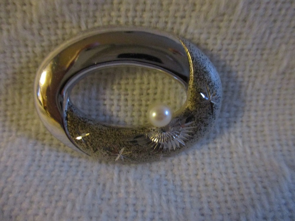 Sterling Oval Pin with Pearls