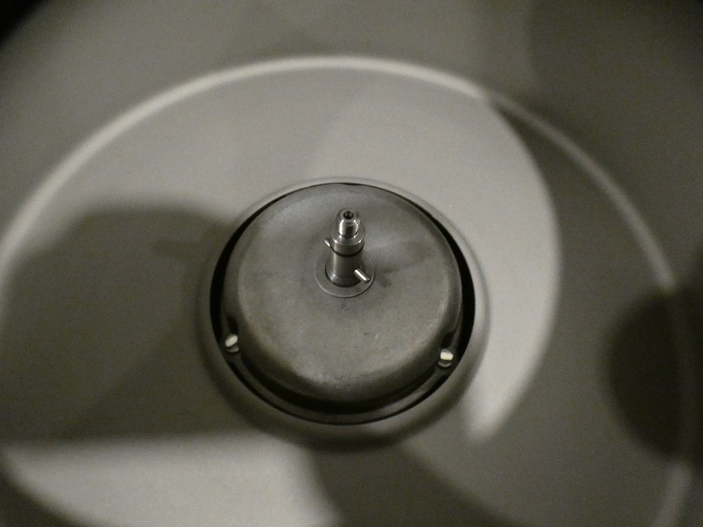 EPPENDORF CENTRIFUGE 5702 Bench Top/Counter Top Powers On, No Error Codes