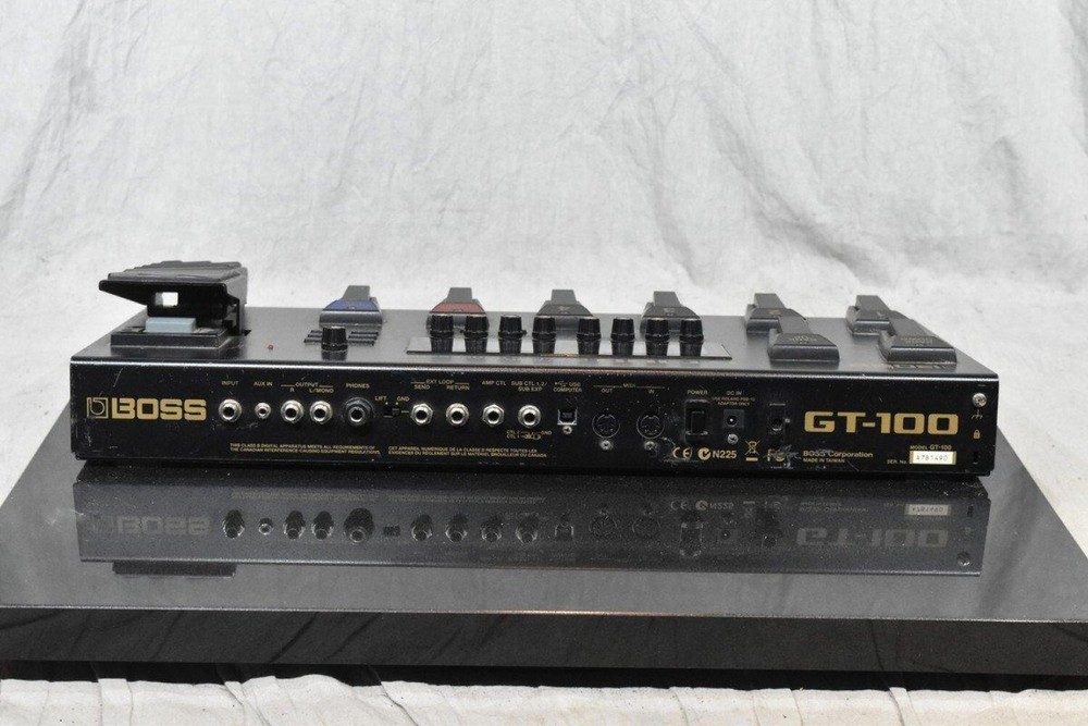 BOSS GT-100 Multi-Effects Guitar Effect Pedal used