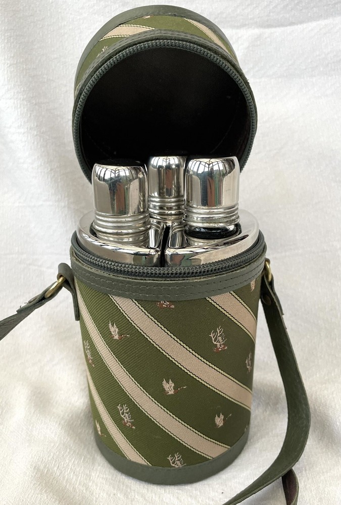 SPLENDID HUNTING STIRRUP CUP CASE WITH THREE SILVER PLATE MOUNTED FLASKS.