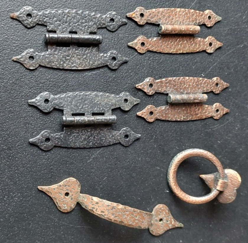 ARCHITECTURAL SALVAGE LOT. HAMMERED METAL, HINGES AND PULLS. 6pc.