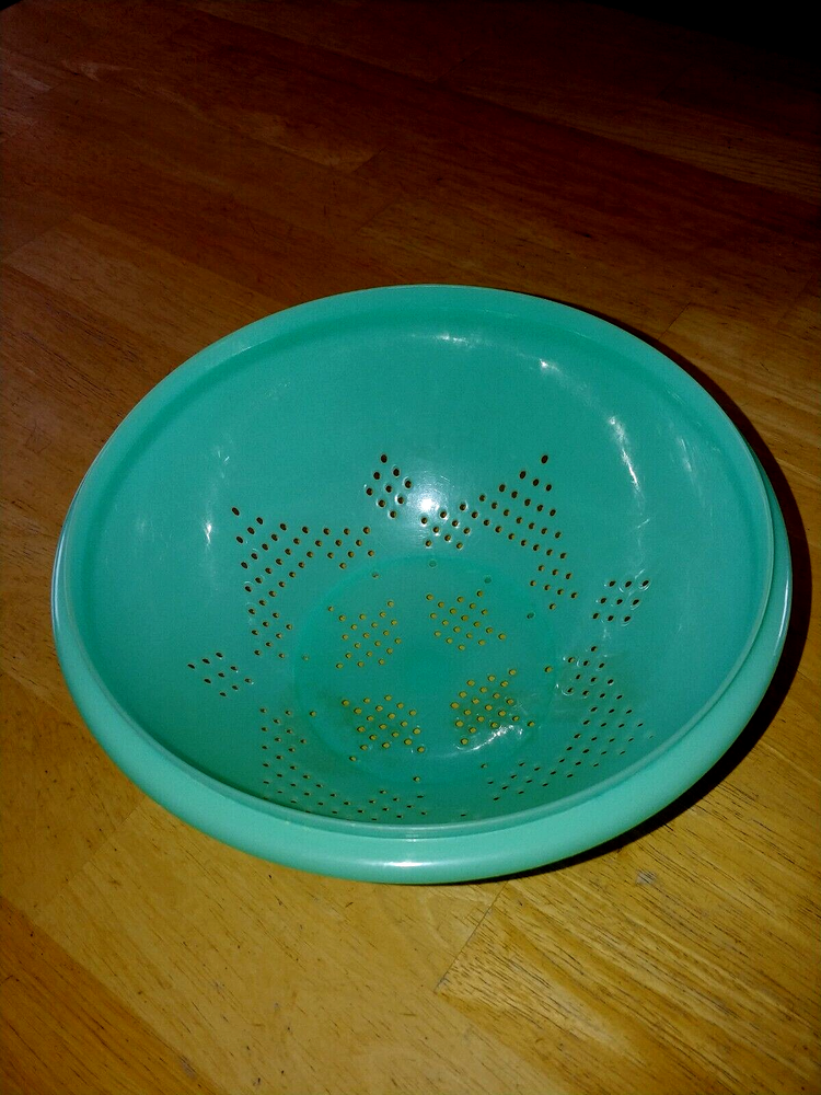 TUPPER WARE GREEN STRAINER WITHOUT THE LID-9" DIAMETER-GENTLY USED