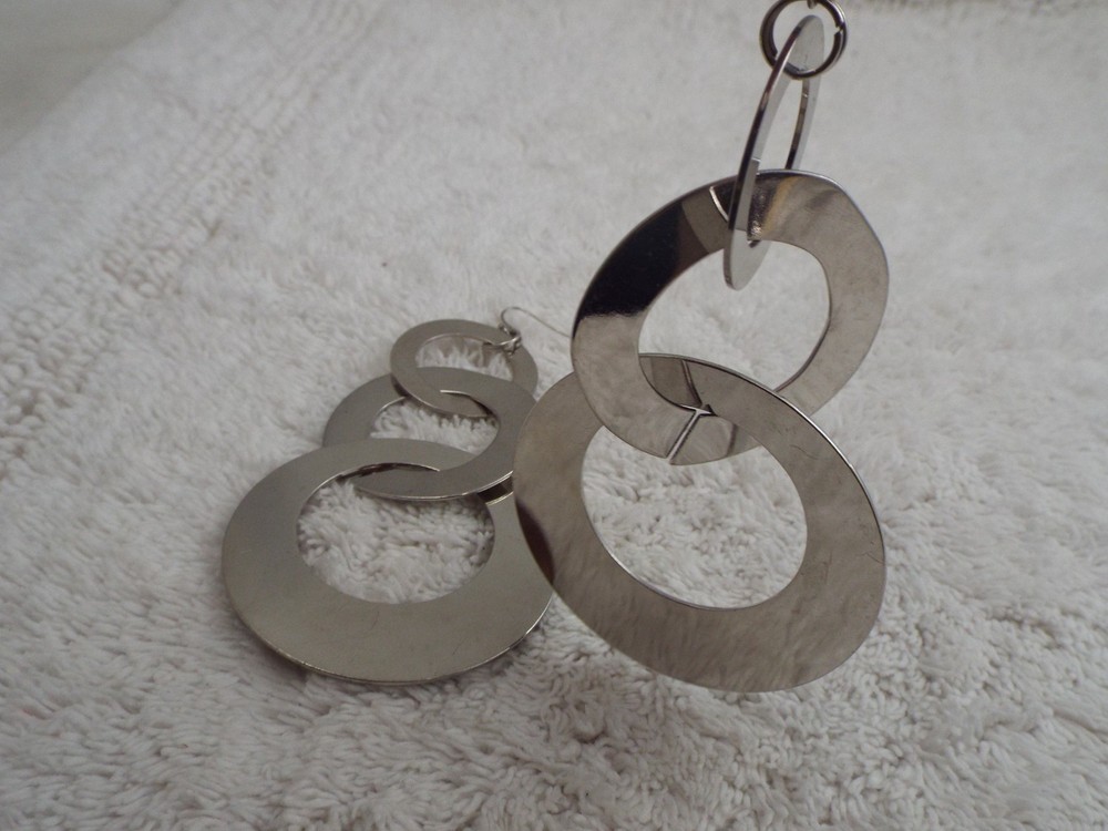 Silvertone Rings Pierced Earrings (J50)