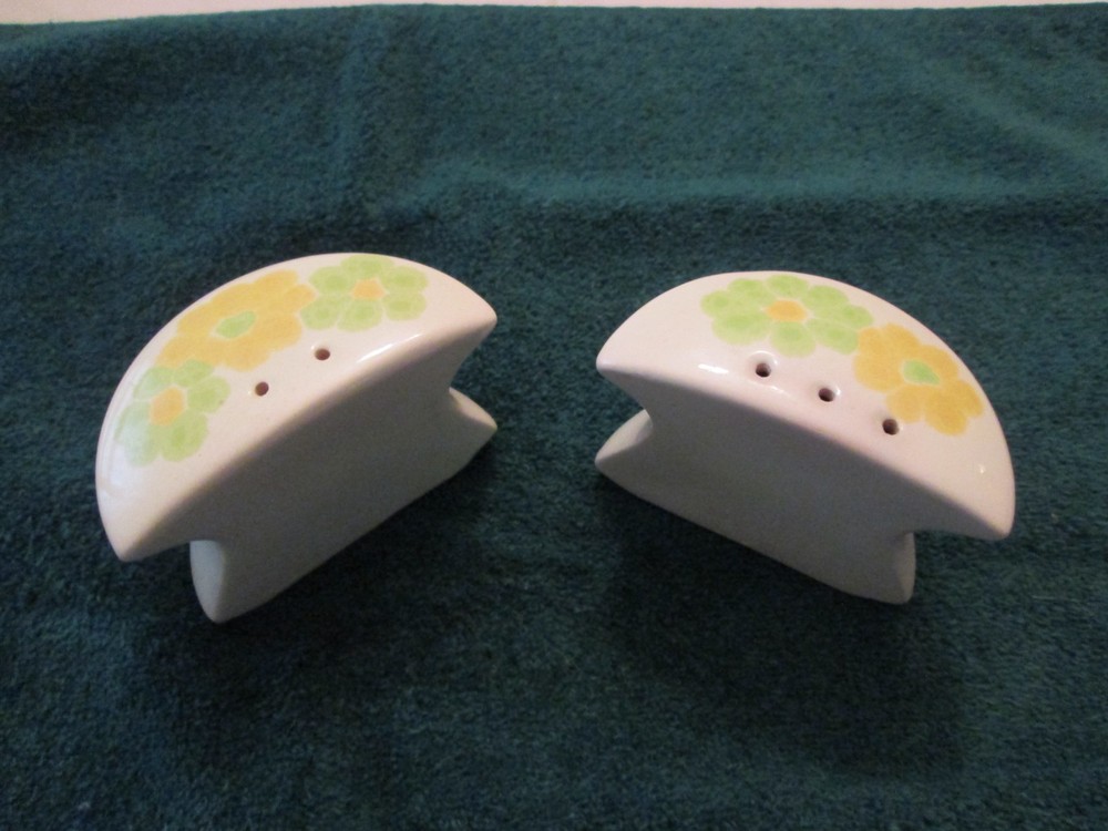 Vintage RETRO Franciscan Earthenware Picnic pattern Salt Pepper Shaker