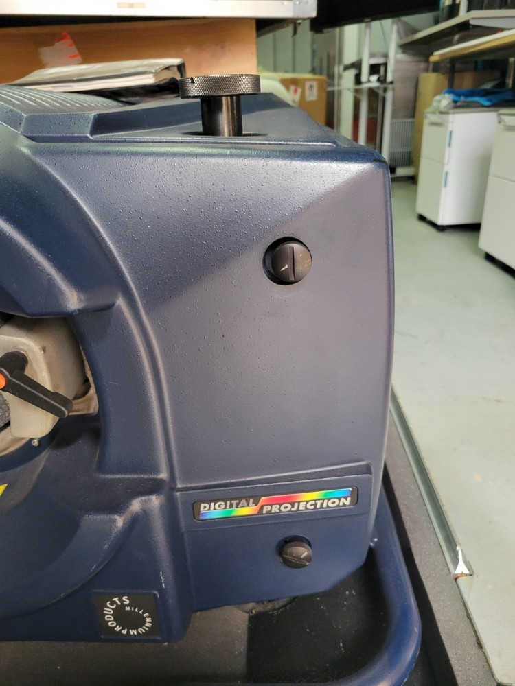 TESTED & WORKS - Digital Projection LIGHTNING 15SX Projector + Case & Spare Lamp