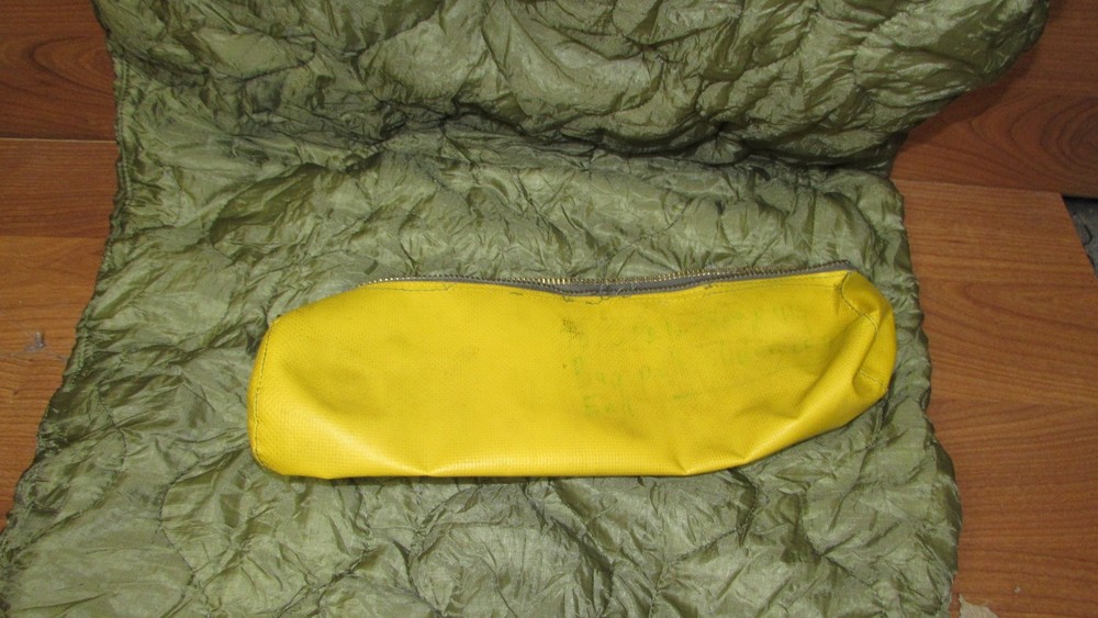 Vintage Emergency Pull String Sleeping Bag Quilted Lightweight Green with bag