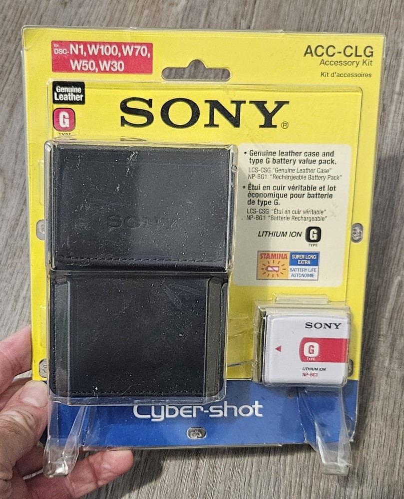 Sony ACC-CLG accessory kit. Leather case and battery.