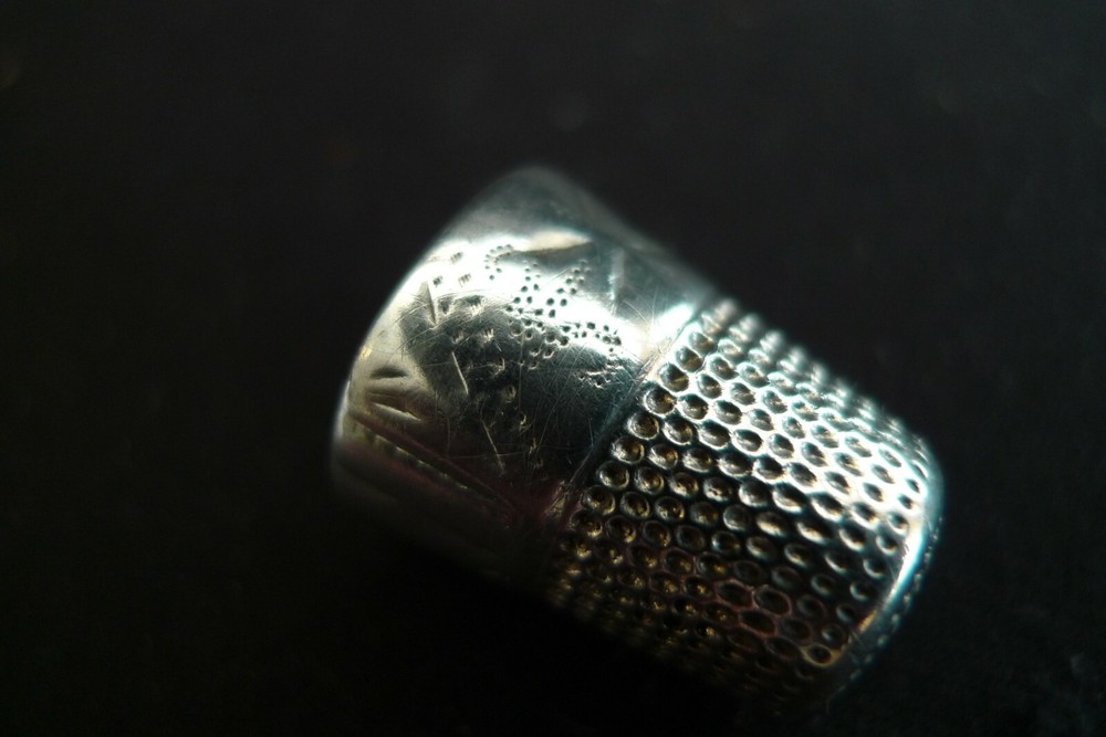 VINTAGE STERLING SILVER SEWING THIMBLE STARS PATTERN DESIGN EDGING SIZE 8