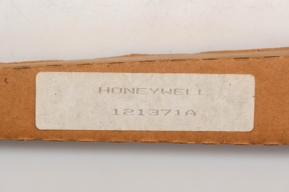 Honeywell 121371A 1/2" Copper Aquastat Well NOS