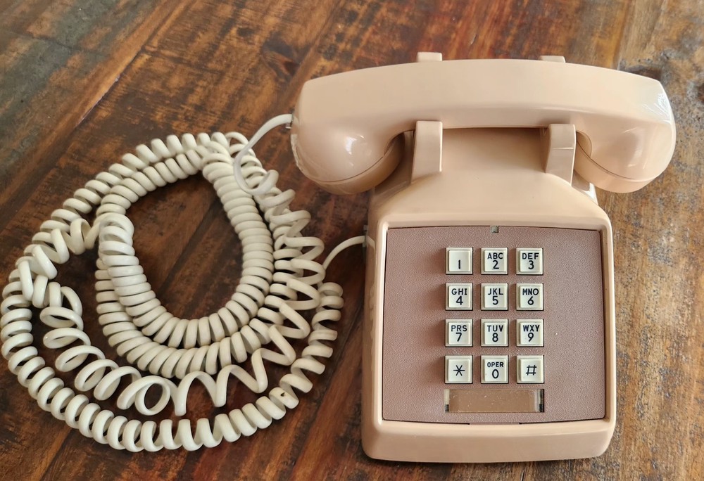 VTG COMDIAL  Push Button Phone Corded Tabletop Telephone 2500- BE  NICE!!