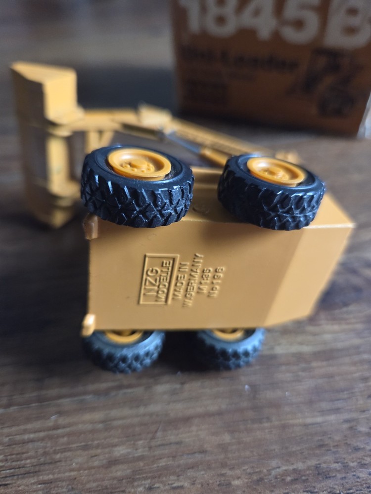 Case 1845B Model 1:35 Scale Uni-loader With Box