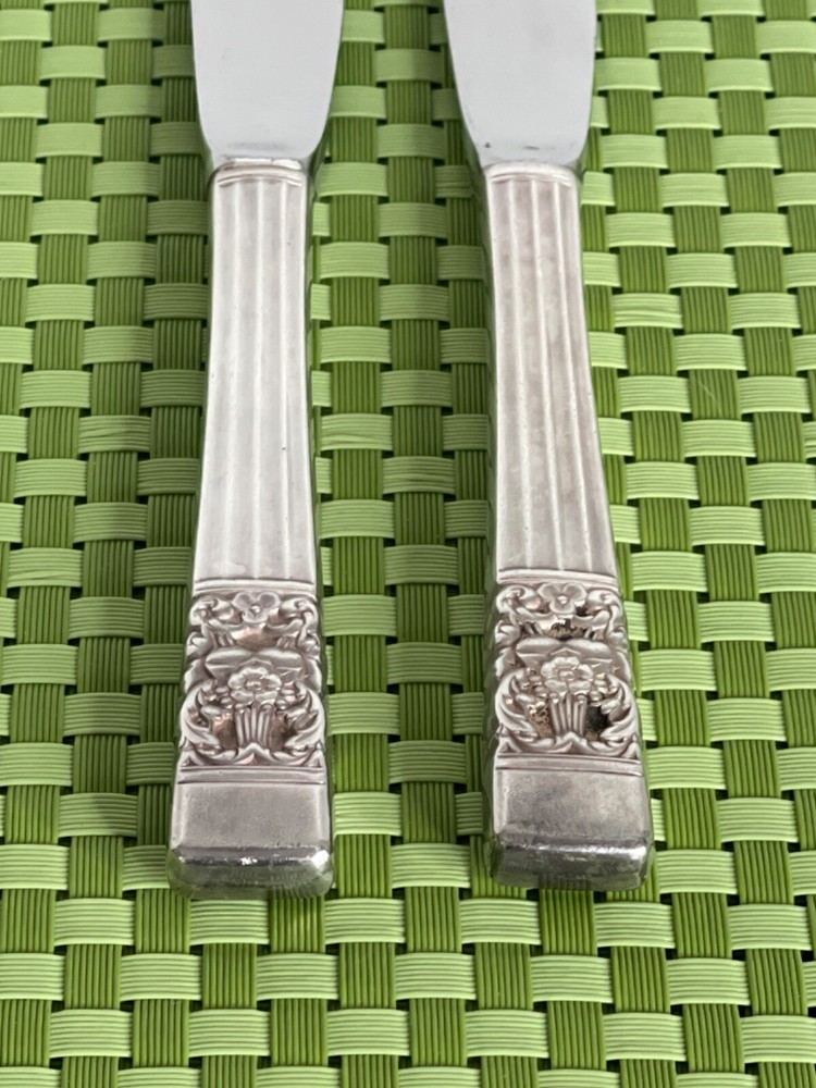 Oneida Community CORONATION Silverplate 2 Dinner Knives 1936 Silverware Flatware