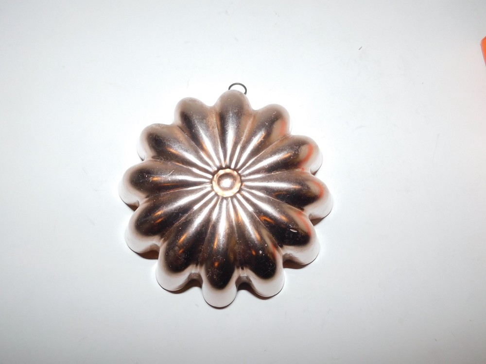 NICE COPPER COLOR JELLO MOLD