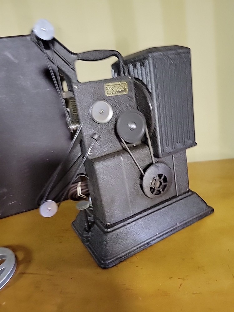 ANTIQUE KEYSTONE MODEL R-8, 8MM PROJECTOR