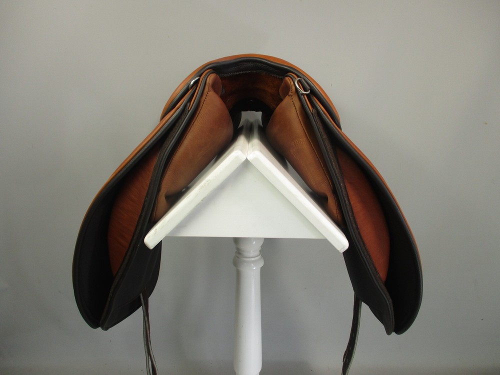WOW Competitor Dressage Saddle Size 2/18" M