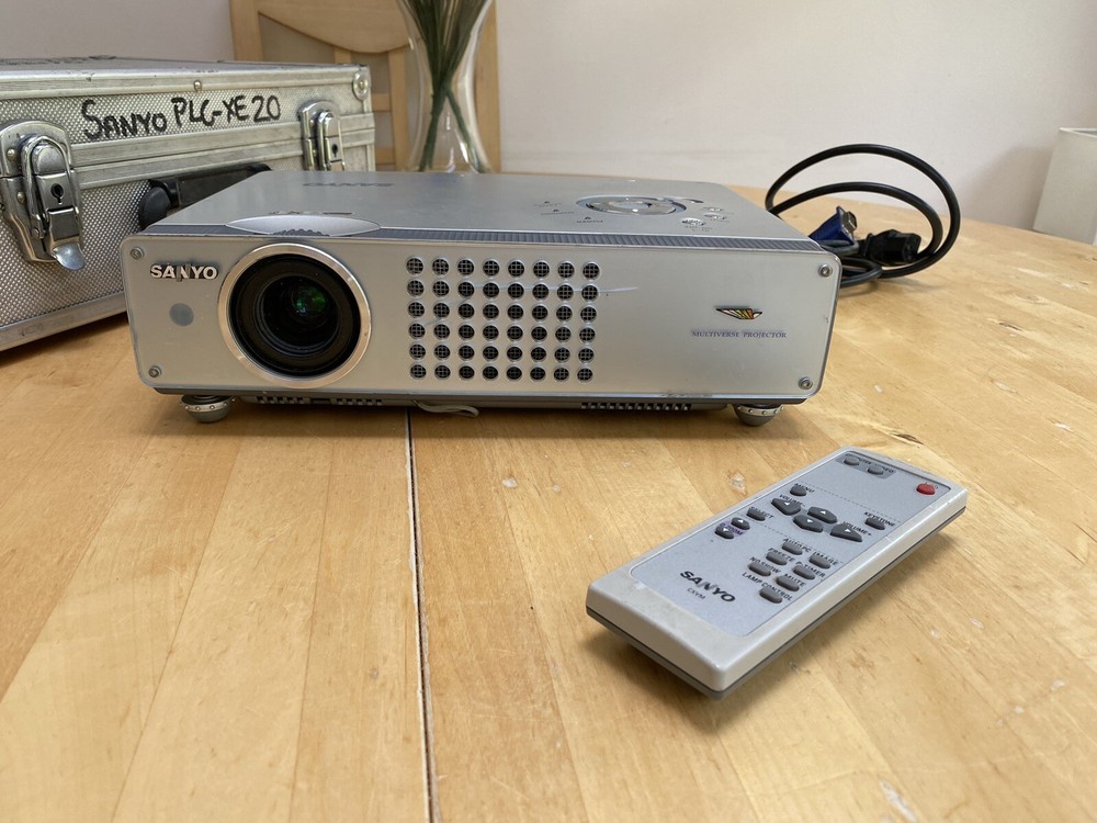 Sanyo PLC-XE20 LCD Projector With Remote
