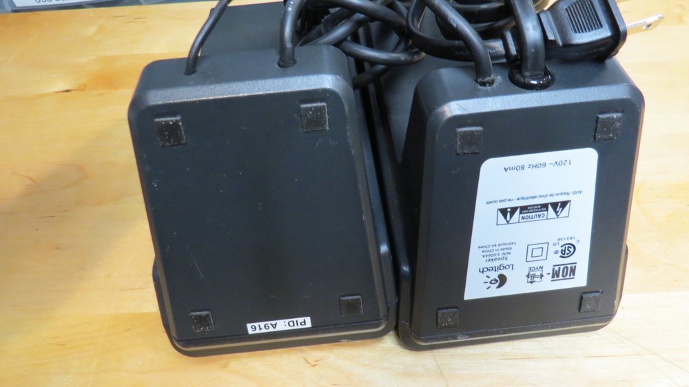 LOGITECH COMPUTER SPEAKERS SET S-0264A - GOOD CONDITION Works Good