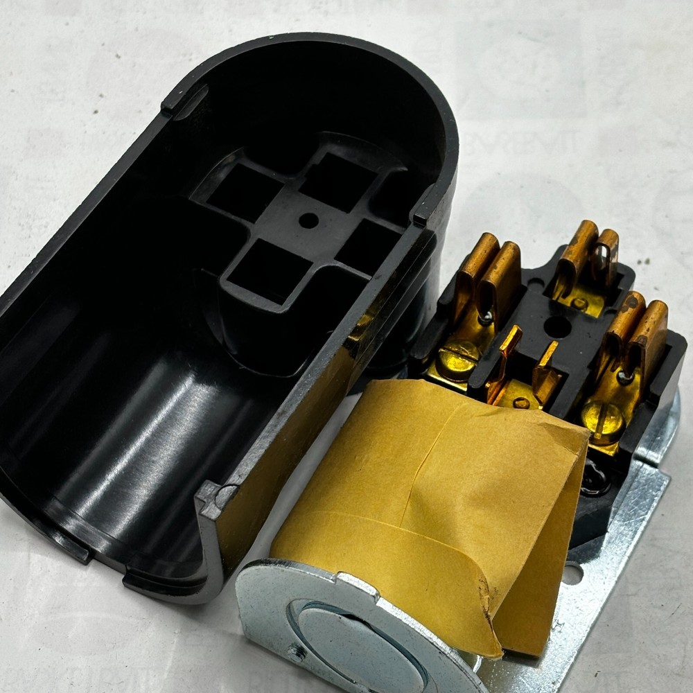 BRYANT PHENOLIC SURFACE RECEPTACLE 30 A 3POLE 4 WIRE 5784 ⭐