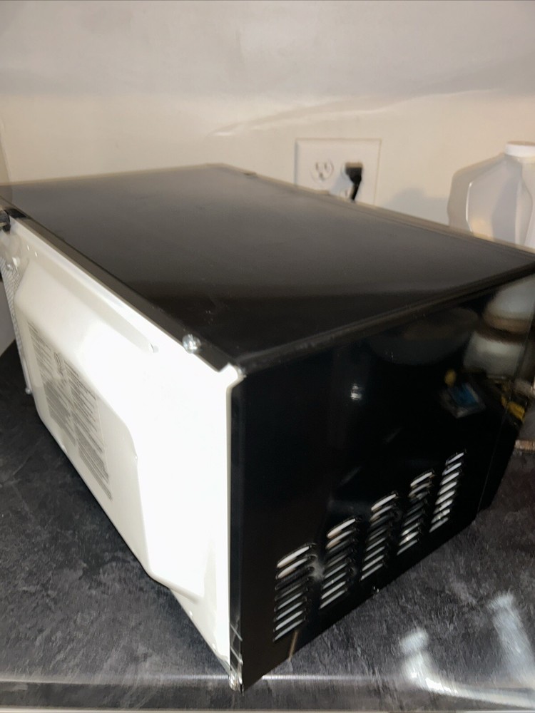 ProctorSilex 700 Watt Microwave