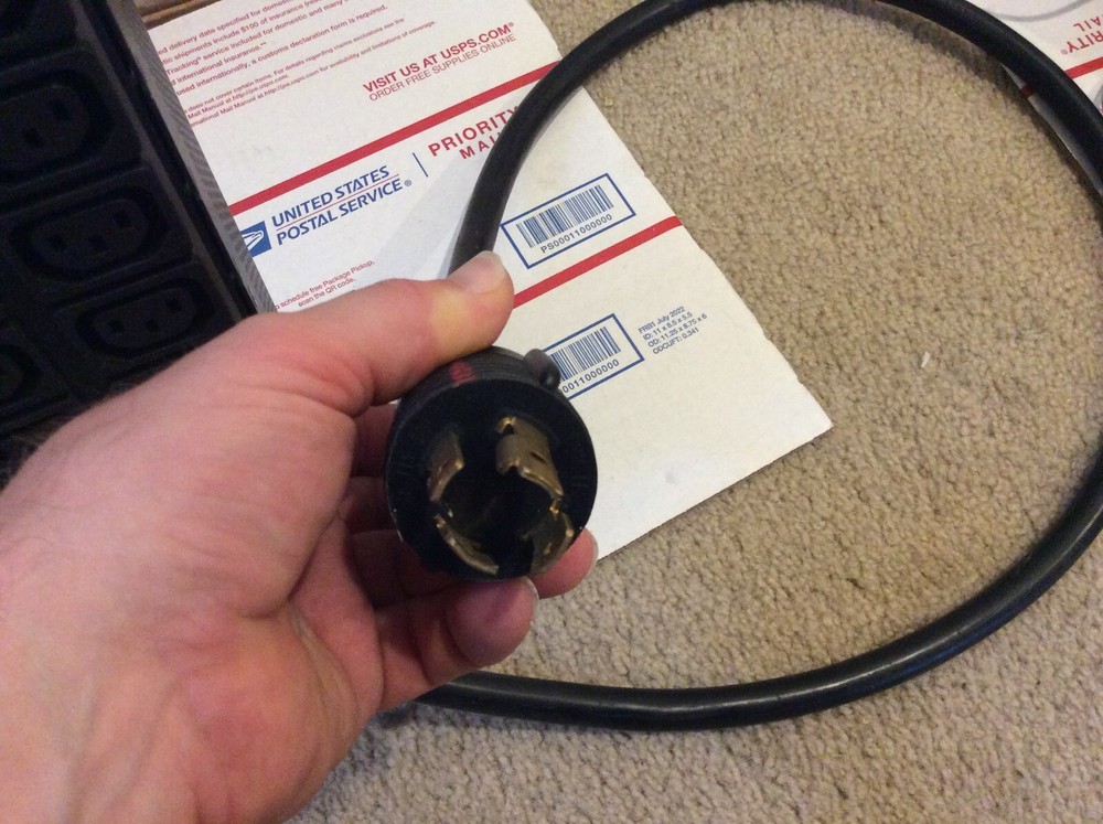 Server Technology POPS PIPS 48 Outlet (C13) Rack PDU 240 Volts Servertech 3-phas