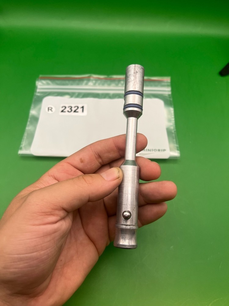 Autococker Bolt