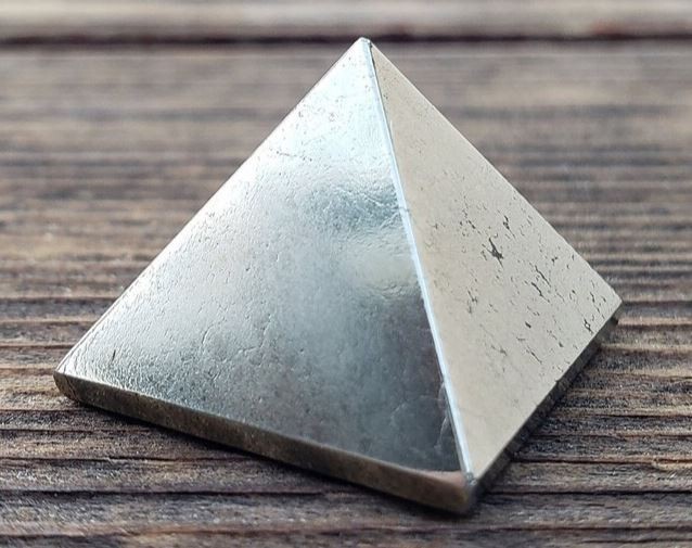 NATURAL PYRITE SMALL GEMSTONE PYRAMID 20-22mm