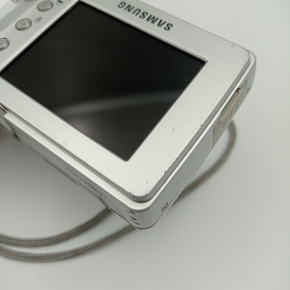 Samsung Digimax D75 7.2MP Compact Digital Camera Silver - Powers Off Randomly