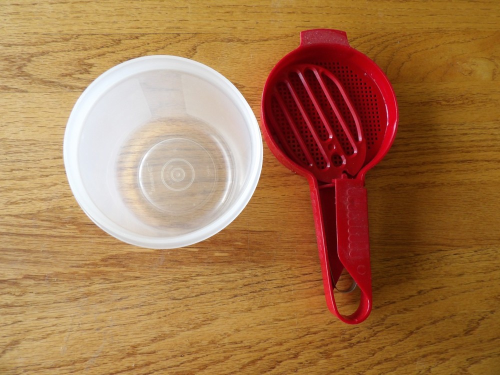 Tupperware Red Sifter Confectioners Sugar Flour