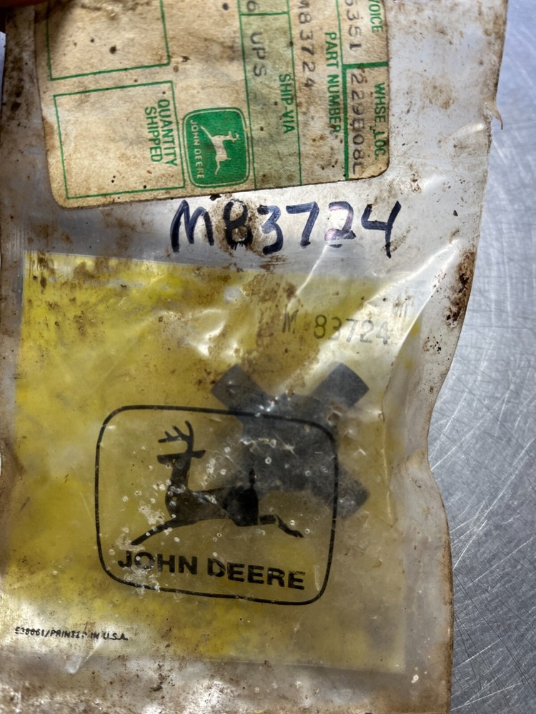 M83724   OEM  John Deere   Rubber SPIDER