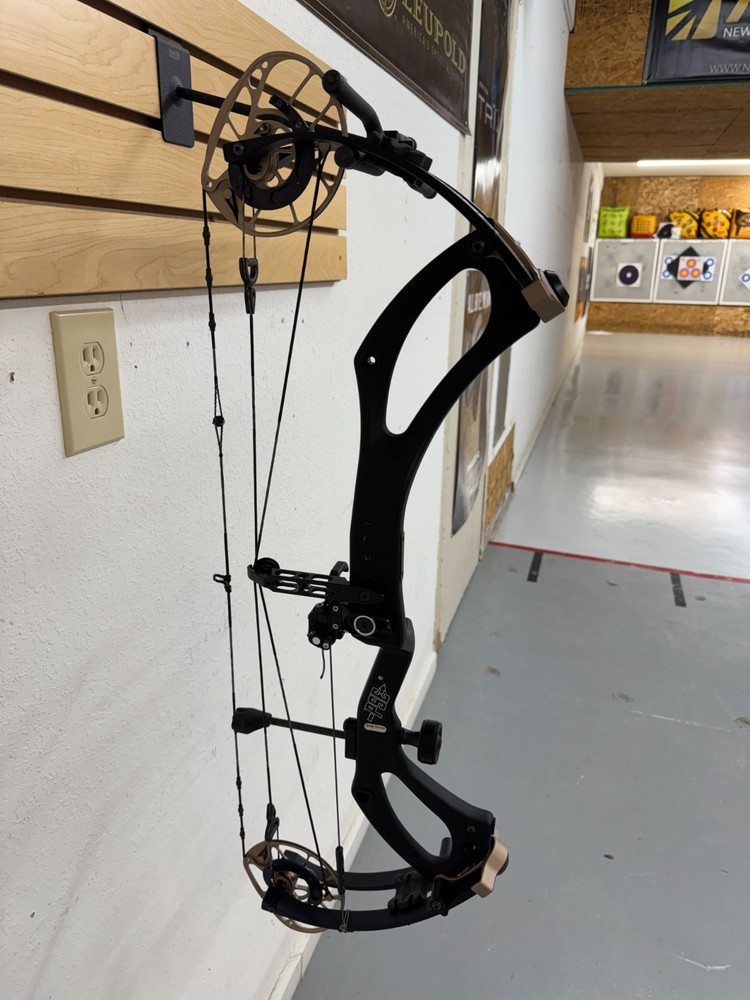 PSE Mach 30 DS EC2 RH 70lbs Black and Bronze Compound Bow