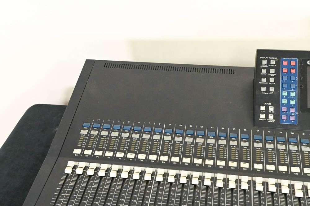 Yamaha LS9-32 32-Input Digital Mixing Console CG01SF2