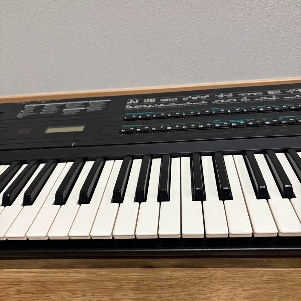 Yamaha DX7s Digital Programmable Synthesizer 61-Key Keyboard