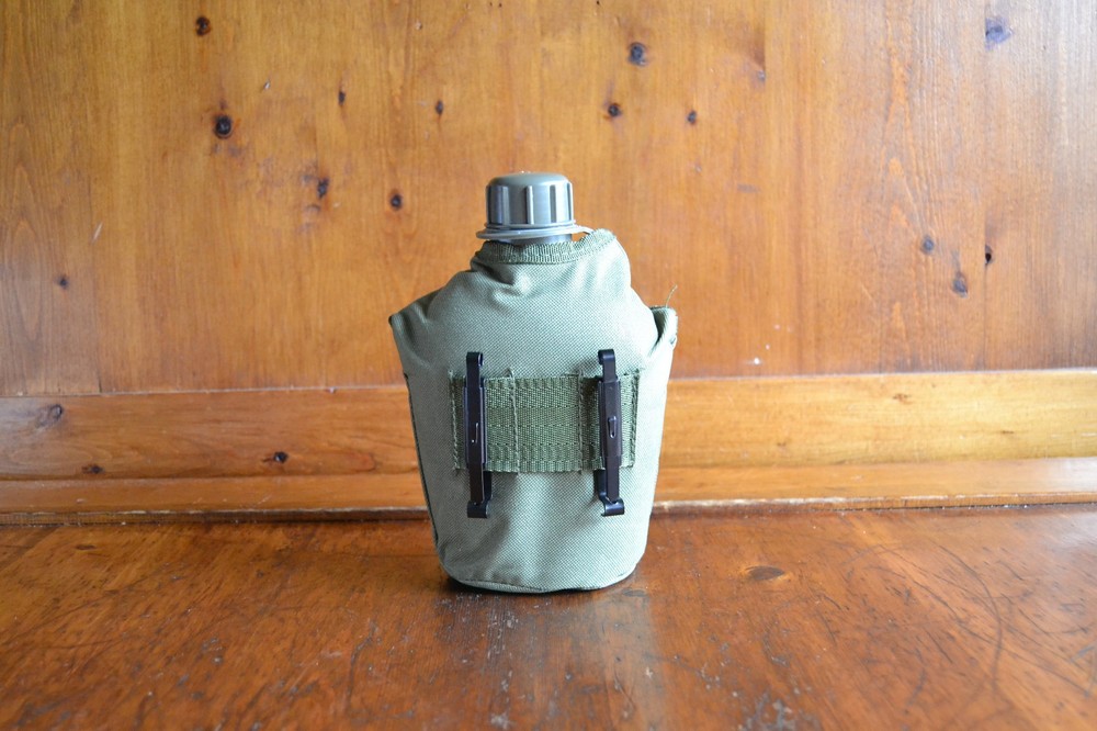 Army Canteen with Canvas Carrying Case Pristine