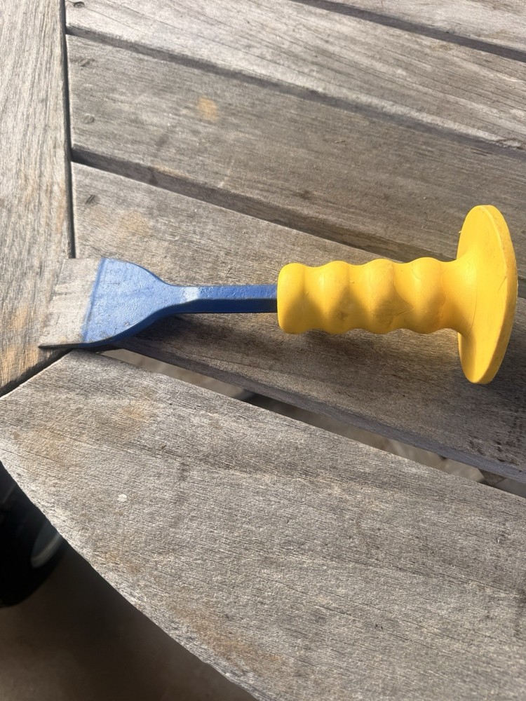 DASCO PRO TARGET GUARD FLOOR CHISEL WITH RUBBER HANDLE 2-1/2"