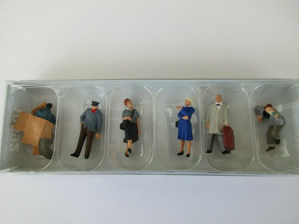 Preiser - Train Station Scene  #10592 (NIB)