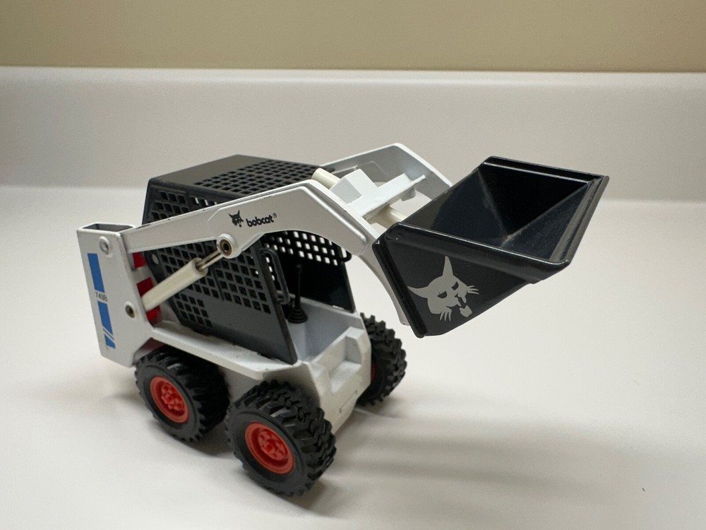 Bobcat 743B Skid-Steer Loader Clover 1:19 Scale Model