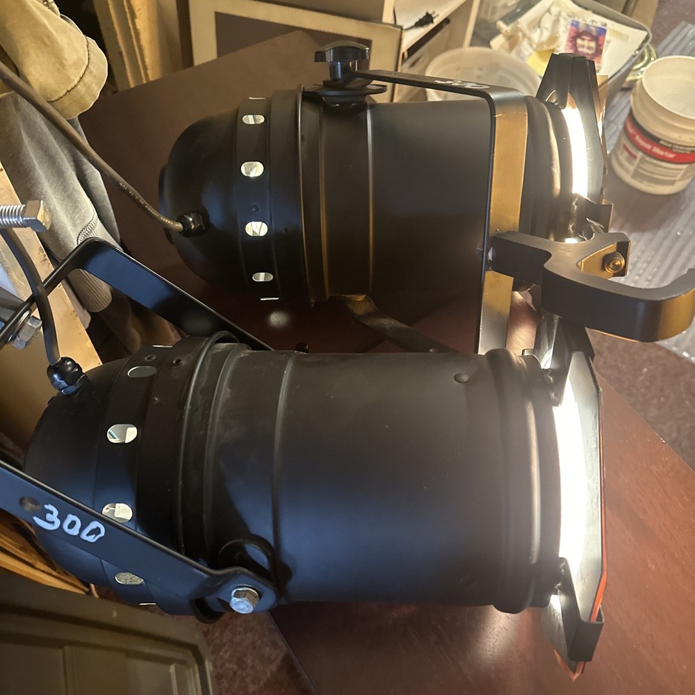 Two Tie 300 Watts Projector Lights