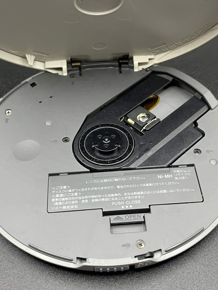 Sony D-NE730 CD Player Walkman Discman Silver - Working