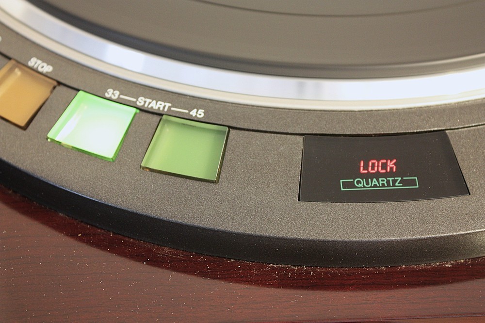 DENON DP-62L TURNTABLE - PLINTH DAMAGE