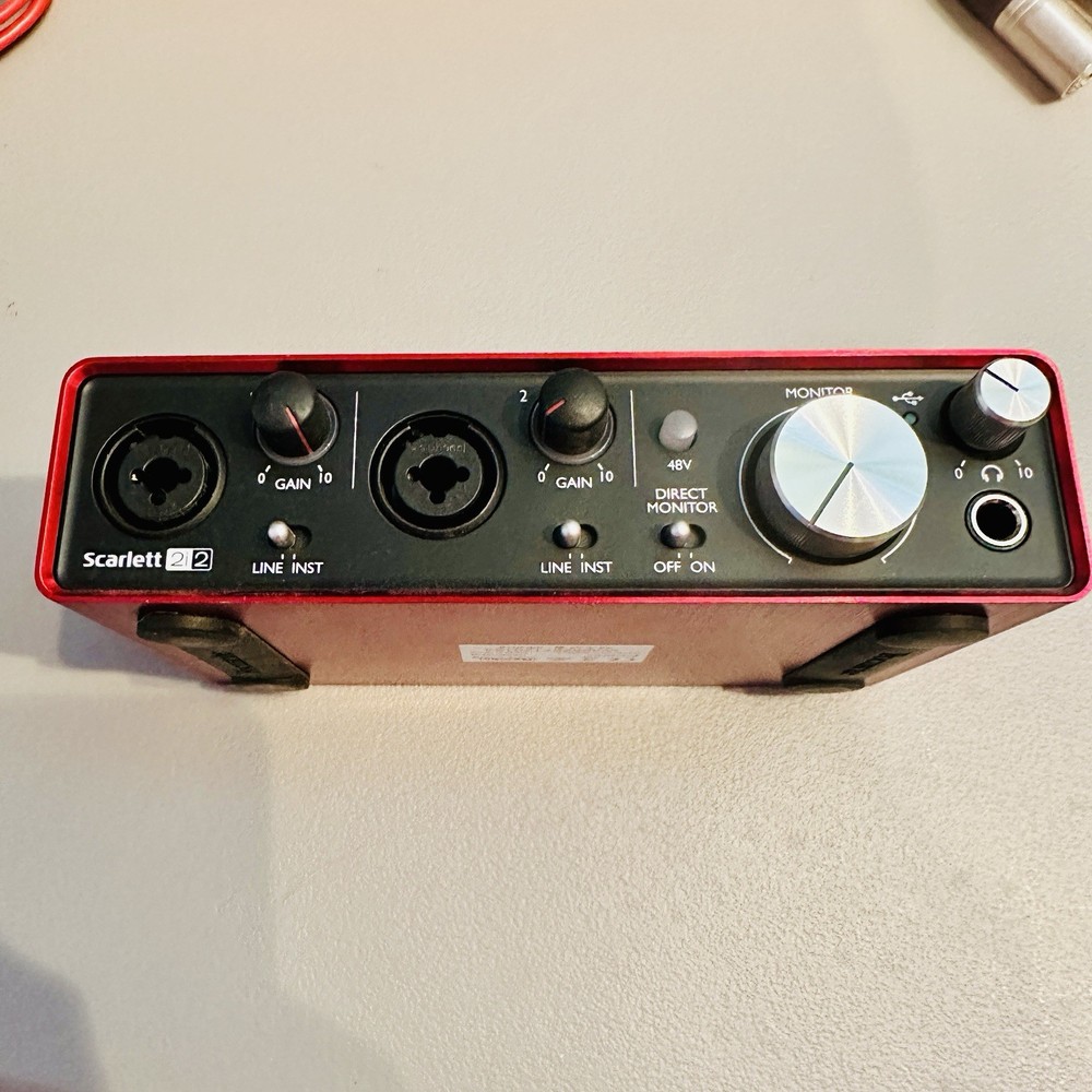 Focusrite Scarlett 2i2 Studio 2nd Gen USB Audio Interface w Microphone Full set