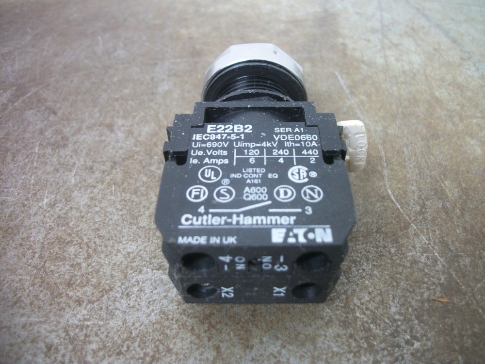 CUTLER-HAMMER GREEN ILLUMINATED 3-POS SPRING RETURN/MAINTAINED SELECTOR SWITCH