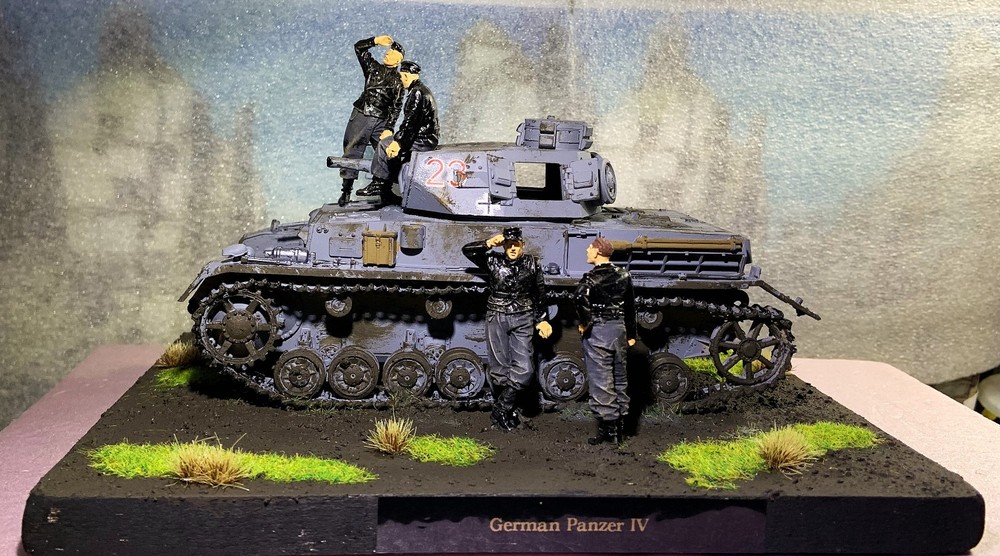 WW2 Diorama 1/35th Scale German Panzer IV with 4 Figures